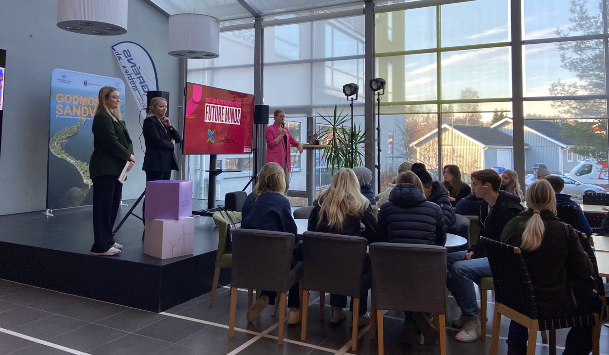 På en scen syns representanter för regionen, sandbacka och Future Minds.