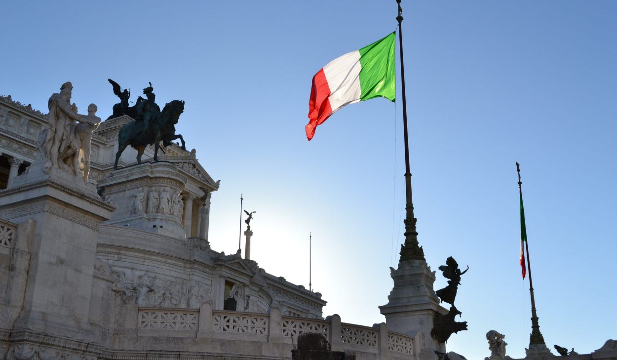 Italiens flagga på byggnad i Italien