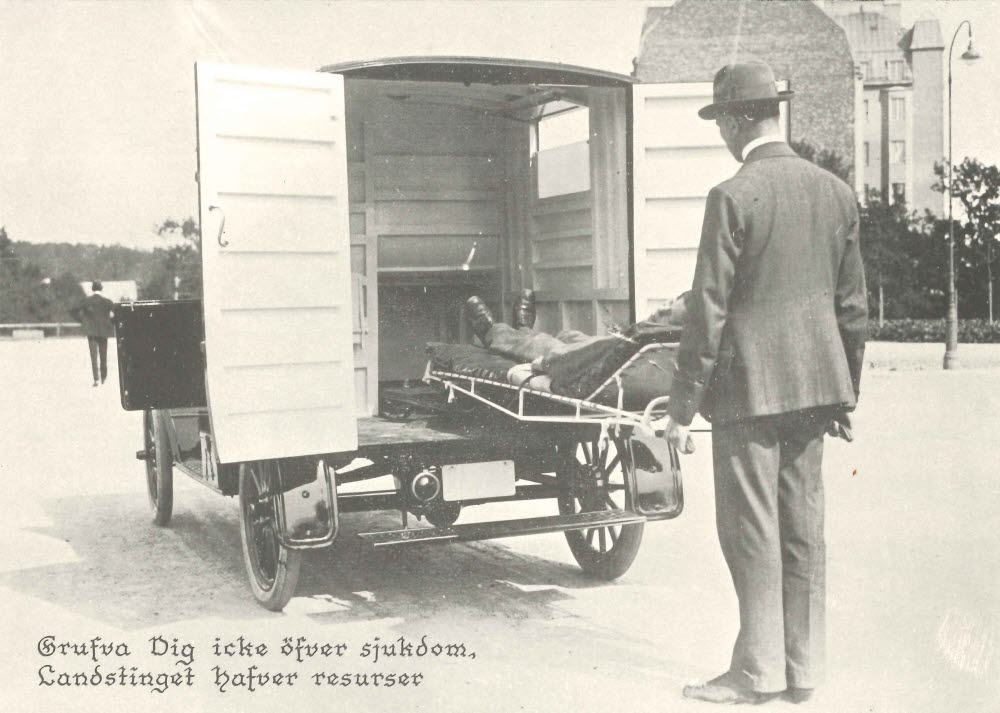 Gammaldags ambulanstransport
Ev 1920-tal
Förare i kostym med patient på bår 