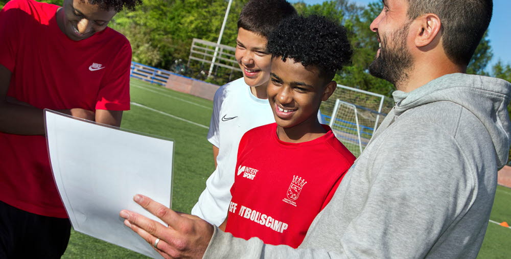 Alexander Yohannes, , Destmond Urnefeldt Abdi Abukar, Ahmet Bölüktas, RF-SISU Gävleborg, under en träning med Gefle IFs P14 där spelarna utbildas efter konceptet Skippa Attityden den 31 maj 2021 i Gävle