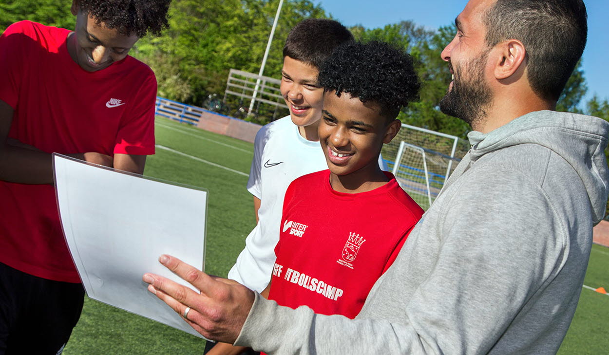 Alexander Yohannes, , Destmond Urnefeldt Abdi Abukar, Ahmet Bölüktas, RF-SISU Gävleborg, under en träning med Gefle IFs P14 där spelarna utbildas efter konceptet Skippa Attityden den 31 maj 2021 i Gävle