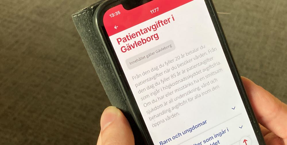 En mobiltelefon som visar 1177.se och sidan om patientavgifter