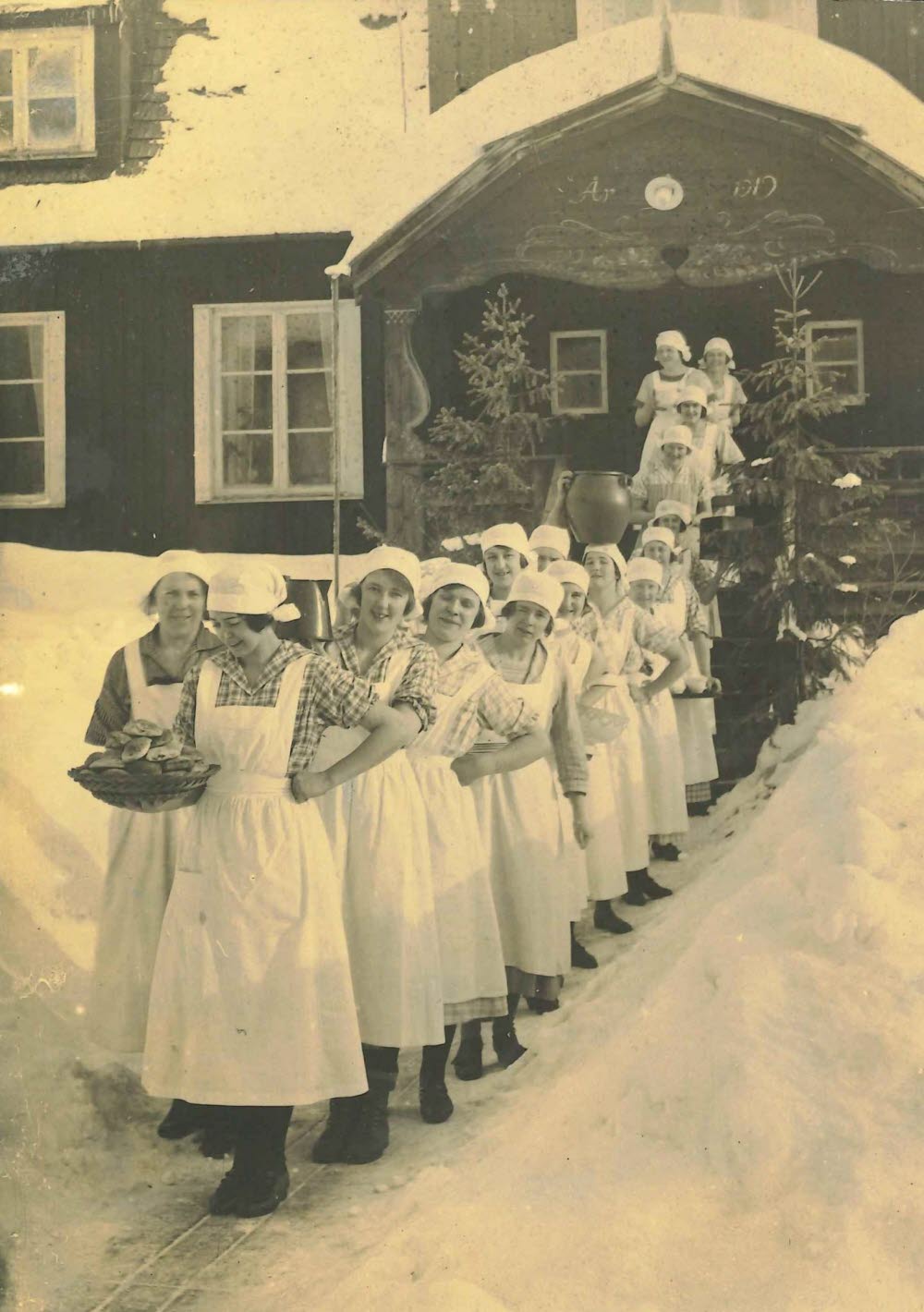 Uppställning med elever framför skolbyggnaden på Hälsingegården. Fotot förvaras i regionarkivet.