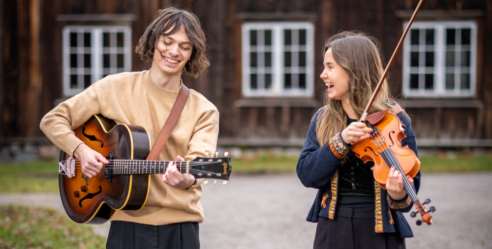 Musikelever som spelar instrument