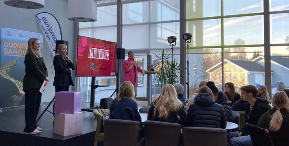 På en scen syns representanter för regionen, sandbacka och Future Minds.