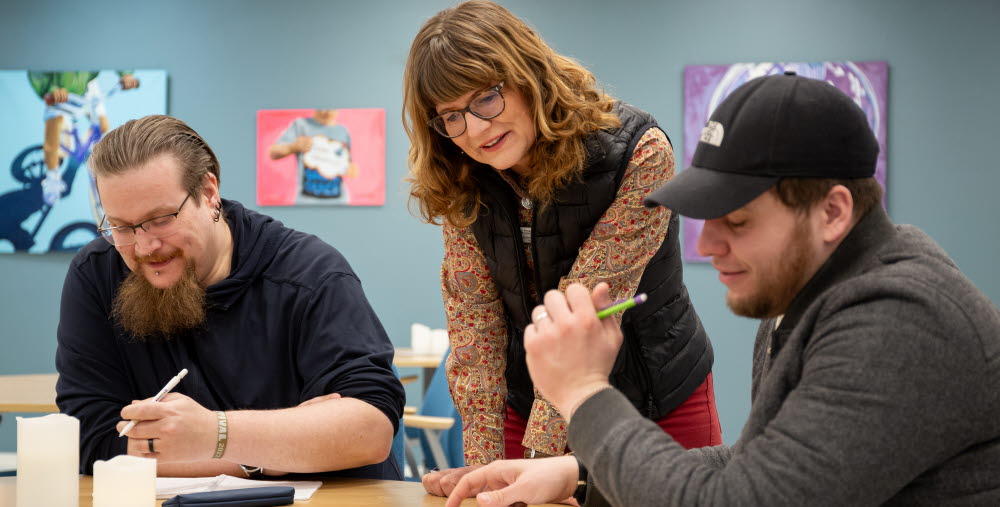 Två kursdeltagare och en pedagog